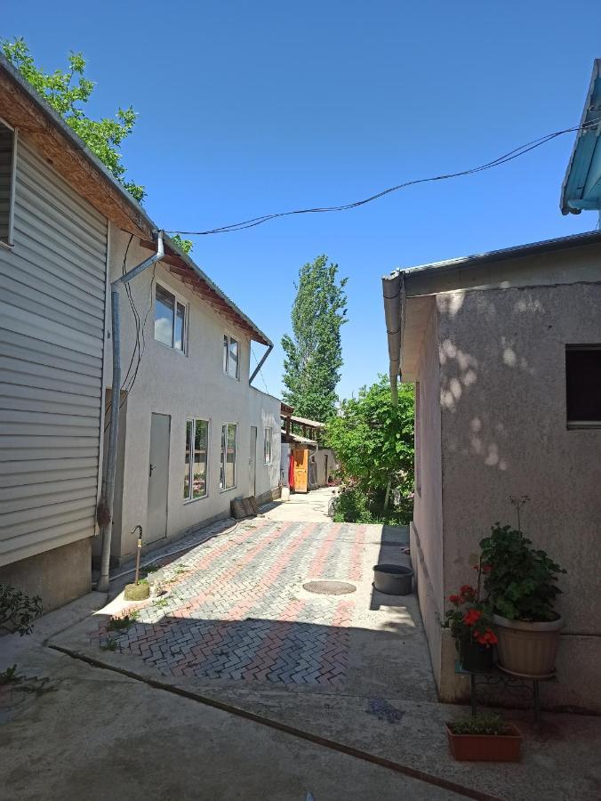 Toktogul Ghesthouse Hotel Exterior foto